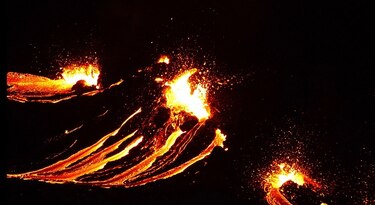 Erupción volcánica ilumina el cielo cerca de la capital de Islandia