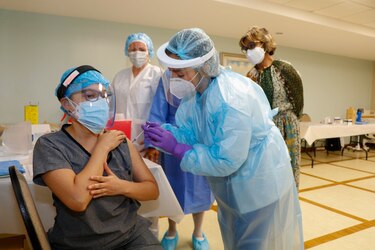 Se inicia proceso de vacunación a personal que atiende a pacientes Covid-19 en hospitales privados