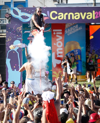 Carnaval en Santiago: sol, agua y música marcan la tercera jornada de fiesta