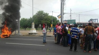 Desempleados y docentes cierran vías en Colón