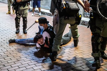 La policía antidisturbios vuelve a intervenir contra manifestantes en Hong Kong