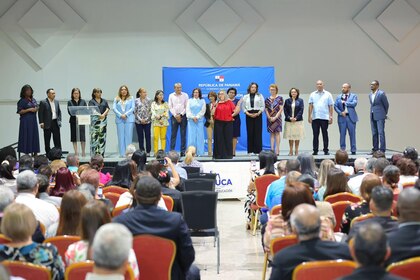 Ministra Molinar se reúne con 3 mil directores de escuelas oficiales del país