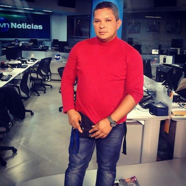 Delincuentes atacan a comunicador para robarle