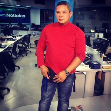 Delincuentes atacan a comunicador para robarle