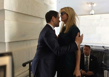 Marco Rubio bromea con foto de abrazo fallido a Ivanka Trump