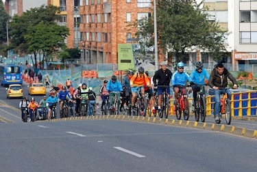 Bogotá cambia las ruedas de los coches por la bicicleta en su día ‘sin carro’