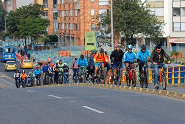 Bogotá cambia las ruedas de los coches por la bicicleta en su día ‘sin carro’