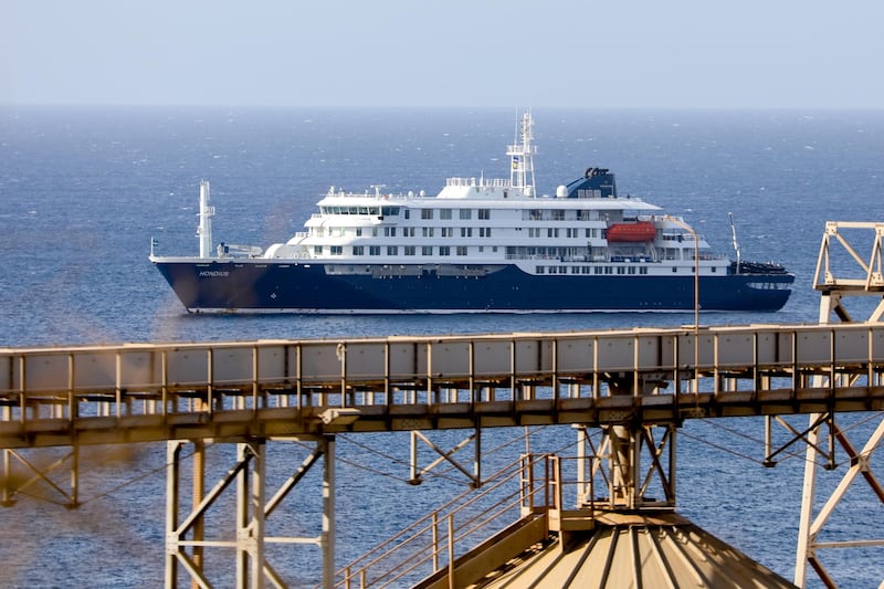 España pide evacuar a contagiados en Cabo Verde para que el crucero no pare en Canarias