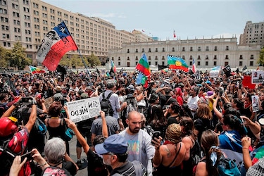 Chilenos protestan contra la represión policial en tres meses de crisis