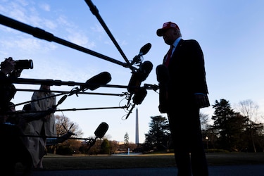 Listas negras y demandas, las tácticas de Trump para controlar la cobertura de los medios