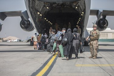 Director de la CIA se reúne en secreto con líder talibán en Kabul