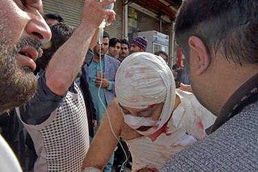 Al menos 56 muertos en un atentado del grupo EI contra una mezquita en Pakistán