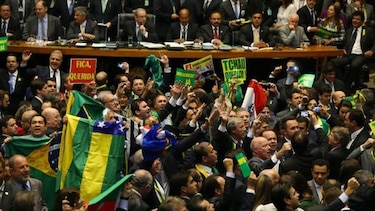 Diputados de Brasil votan a favor de juicio político contra Dilma Rousseff
