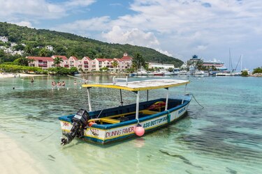 La paradisíaca isla del Caribe donde sus habitantes no tienen derecho a usar las playas