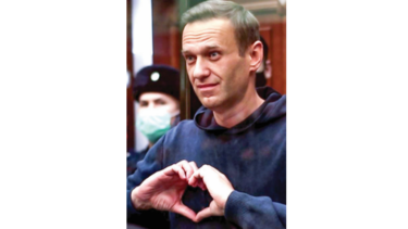 Rusia condena a opositor Navalny a más de dos años de prisión