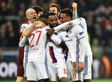Lyon toma ventaja de dos goles ante Roma