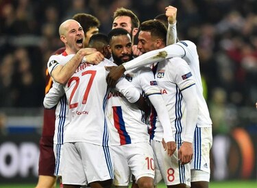 Lyon toma ventaja de dos goles ante Roma