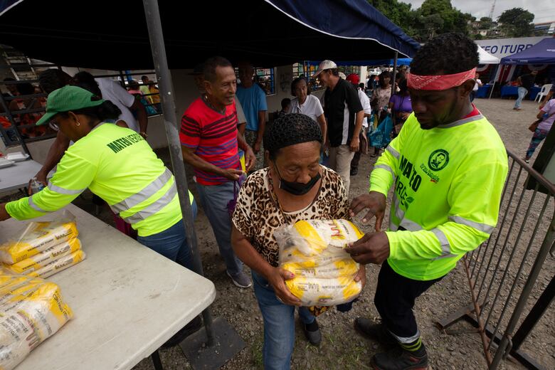 Panameños buscan arroz en las ferias; no quieren el arroz chino 