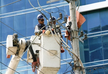 Deuda y falta de contratos acosan al sector eléctrico