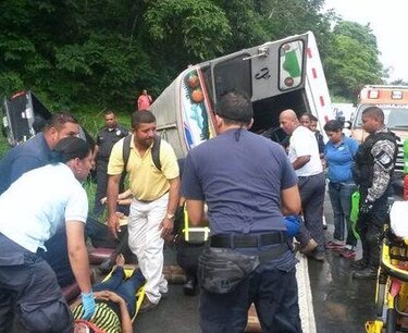 Accidente deja 51 personas heridas en Loma Cová