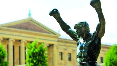 Estatua de Rocky vuelve a brillar en Filadelfia