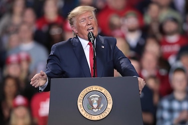 Facebook anuncia que eliminó dos operaciones de desinformación, una a favor de Trump