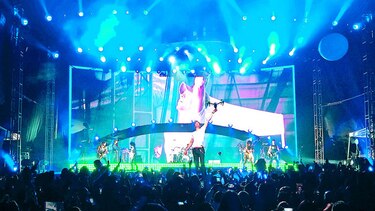 La mano de Enrique Iglesias mejora poco a poco