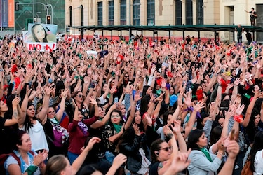 Chile: más de mil mujeres acompañan a Las Tesis en su ‘performance’ feminista