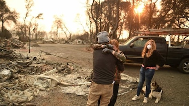 Vigilia por los 77 muertos que dejó incendio en California