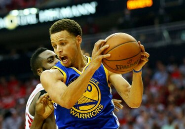 Stephen Curry rebasa a LeBron James en más camisetas vendidas