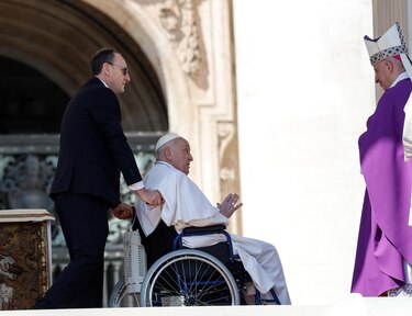 El papa Francisco vuelve ante los fieles por sorpresa en medio de su larga convalecencia