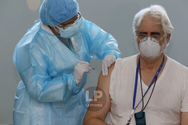 Empiezan a vacunar contra la Covid-19 en Panamá; una enfermera del Santo Tomás recibió la primera dosis