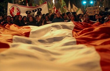 Miles marchan en Perú contra la corrupción en el sistema judicial