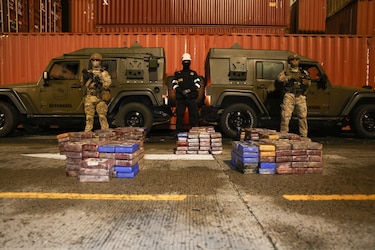 Autoridades decomisan casi dos toneladas  de drogas en muelles del Pacífico y Calidonia
