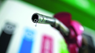 El petróleo retrocede, tras aumento inesperado de reservas de Estados Unidos