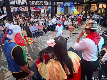 Calle Uruguay se llenó de sabores internacionales este domingo
