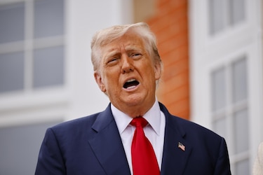 Trump niega que dibuje mujeres y dice que los archivos de Epstein los manejó escoria