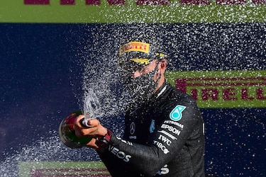 Hamilton gana una carrera caótica en la Toscana