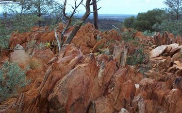 Hallan rastros de posible vida en la Tierra primitiva