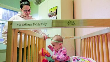 Bebés cuidados entre rejas en EU