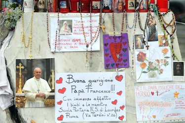 El papa Francisco prosigue su terapia hospitalaria y redactará la homilía del domingo