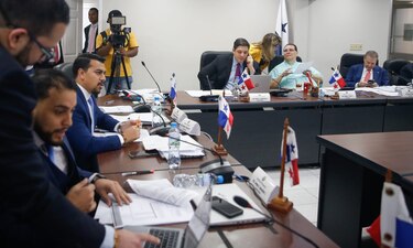Ministro de Obras Públicas enfrenta críticas por manejo de fondos y obras pendientes