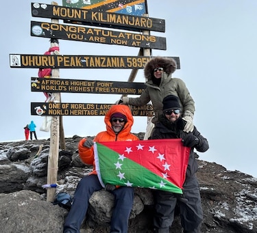 Cómo plantar la bandera panameña en la cima del Kilimanjaro a los 80 años
