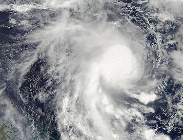 Potente ciclón Marcia llega a la costa oriental de Australia