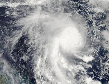 Potente ciclón Marcia llega a la costa oriental de Australia