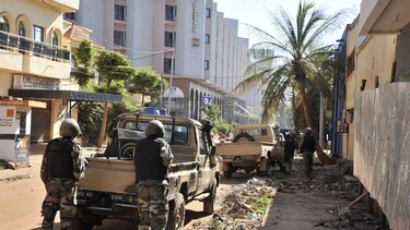 Al menos 27 rehenes y 13 terroristas muertos en ataque contra hotel en Malí