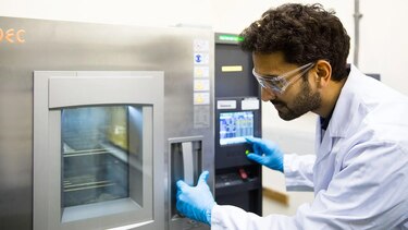 Qué es la perovskita, el "material maravilloso" que impulsa la revolución de la energía solar