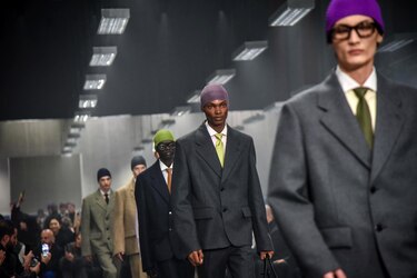 Prada combina el traje con gorros ‘de piscina’ en la pasarela de Milán