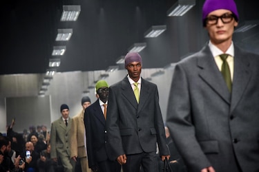 Prada combina el traje con gorros ‘de piscina’ en la pasarela de Milán