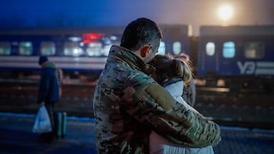 El ‘tren del amor’ en el que mujeres ucranianas visitan a sus esposos que combaten contra Rusia